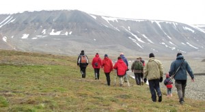 Ein Guide zusammen mit einer Touristengruppe unterhalb Foxfonna