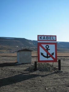 Nicht ankern! Hier kommt das Ăbersee-Datenkabel auf Spitzbergen an. Nicht ankern! Hier kommt das Ăbersee-Datenkabel auf Spitzbergen an.