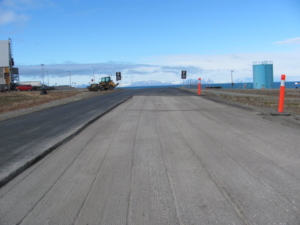 Die Straßen von Longyearbyen werden mitten in der Nacht frisch asphaltiert