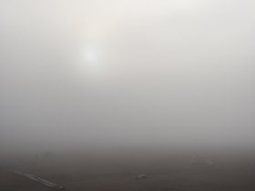 Die zwei letzten verbliebenen Zelte auf dem Campingplatz hat der Nebel schon fast verschluckt