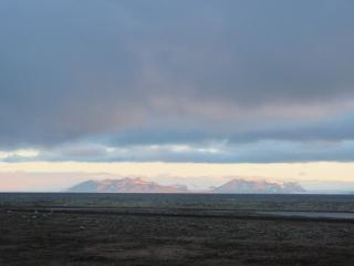 Fernweh! Der Blick zum von der untergehenden Sonne angeleuchteten Nordufer des Isfjords