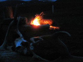 Unser Lagerfeuer aus Treibholz brennt besser als erwartet