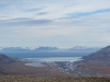 Blick übers Adventdalen hinaus auf den Fjord