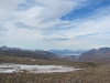 Blick übers Adventdalen hinaus auf den Fjord