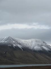 Die Gipfel gegenüber von Longyearbyen sind mit Neuschnee bedeckt