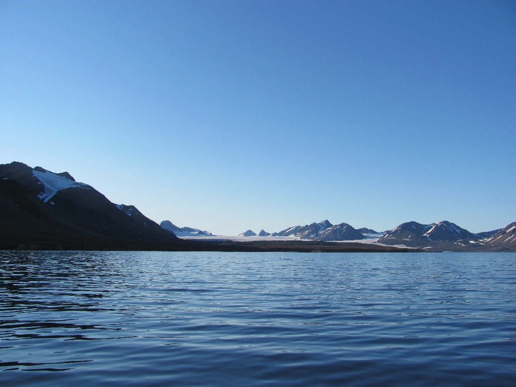 Das Segelboot bringt uns näher an den Gletscher Esmarkbreen