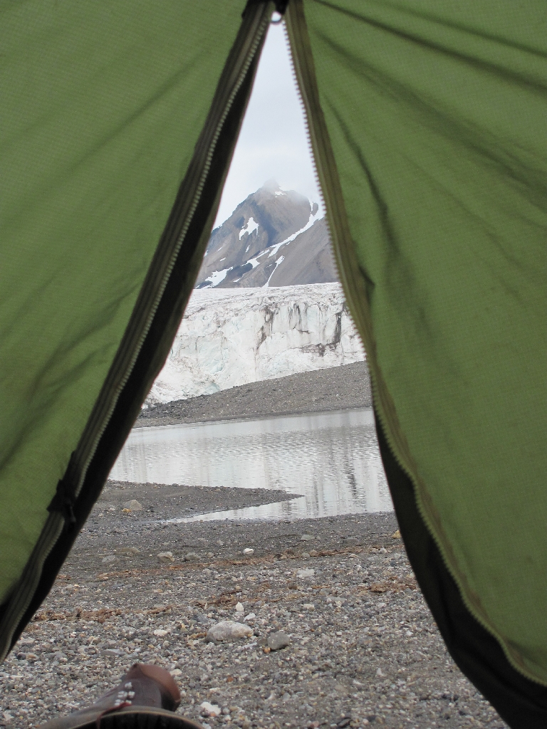 Was für ein Ausblick! Direkt aus dem Schlafsack können wir den Gletscher sehen