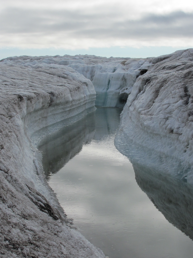Vom Gletschersee auf dem Esmarkbreen führt ein großer Bach das Schmelzwasser ins Tal