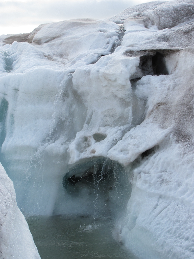 Dusche gefällig? Ein Wasserfall aus Tauwasser