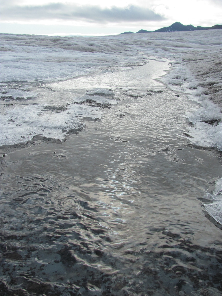 Langsam aber stetig bahnt sich das Wasser einen Weg nach unten