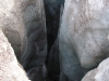 Der Gletscher ist von tiefen Spalten durchzogen