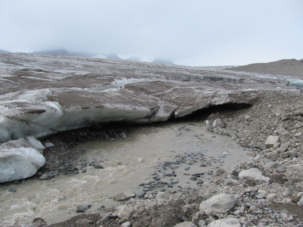 Gletscherfluss unter dem Eis