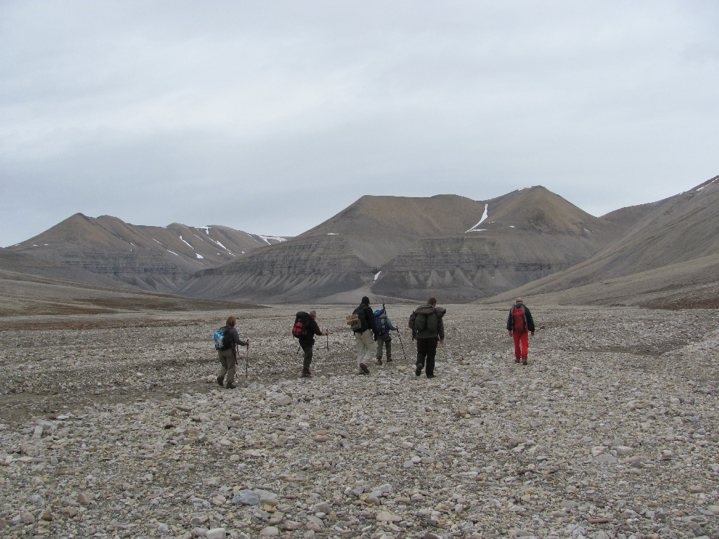 Die Gruppe macht sich auf den Weg nach Pyramiden