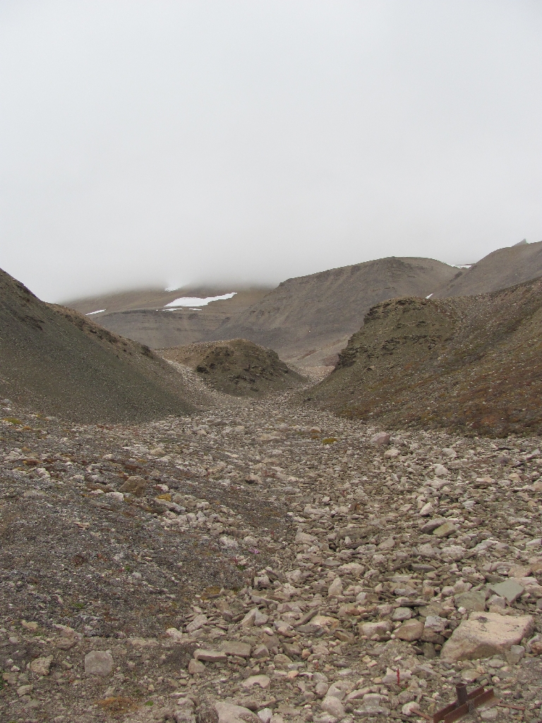 Steine liegen überall auf dem Weg nach Pyramiden