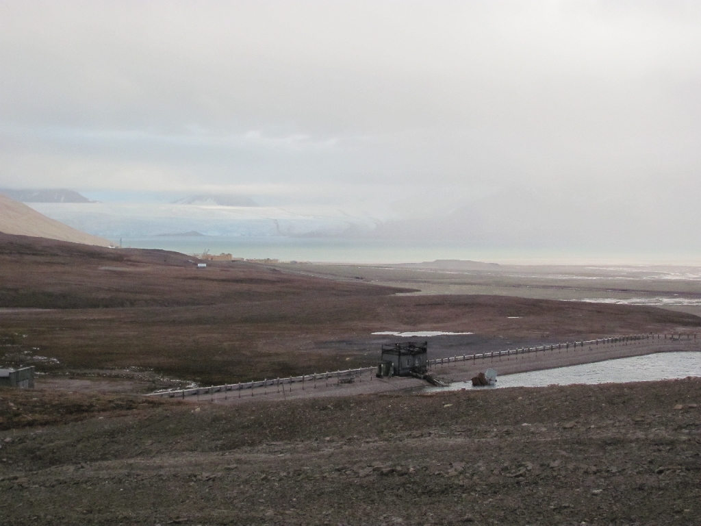 Dammanlage vor Pyramiden