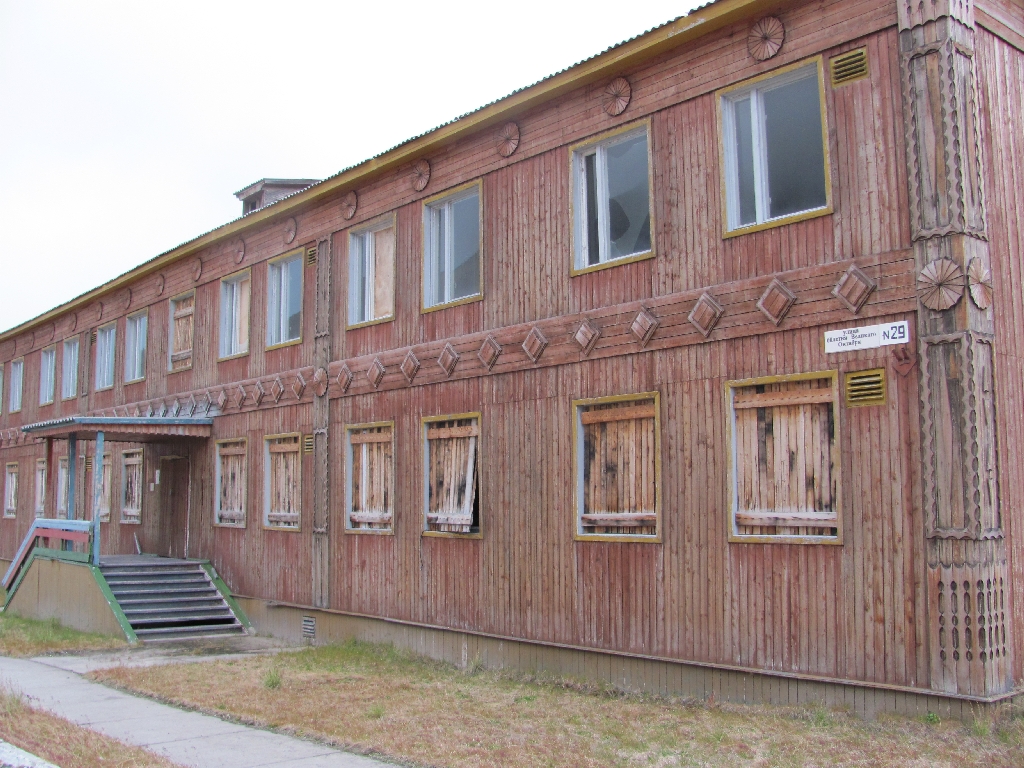 Die Häuser in Pyramiden sind teilweise mit kunstvollen Schnitzereien verziert