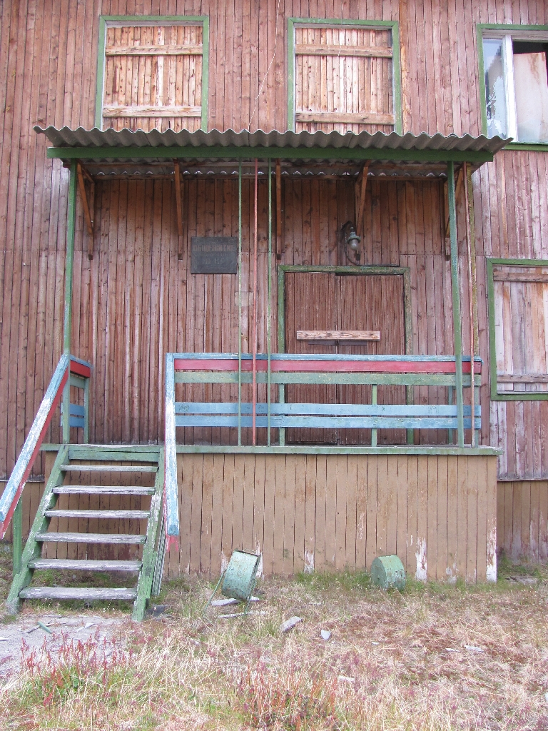 Ein Holzhaus im Stadtzentrum von Pyramiden
