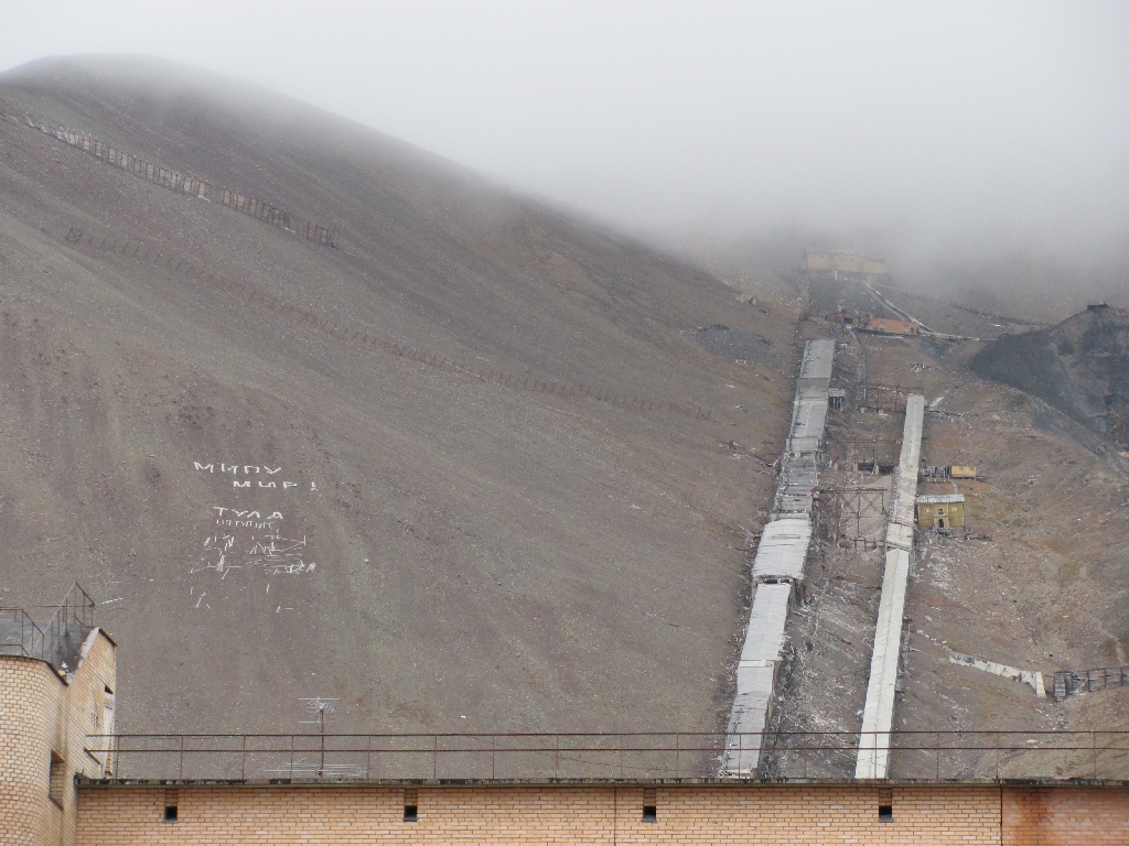 Ein Blick auf die Kohlemine von Pyramiden