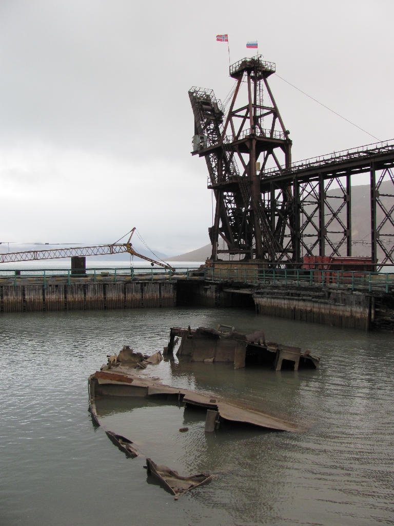 Schiffswrack im Hafen von Pyramiden