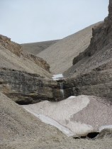 Steine, Eis und Wasser säumen den Weg durch die Berge