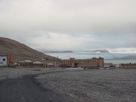 Ein Blick auf die Stadt Pyramiden