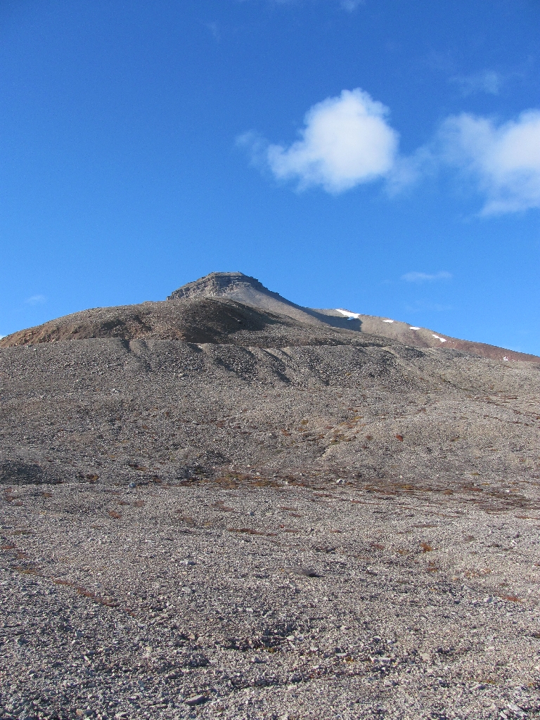 Rund einen Kilometer ist der Gipfel des Berges Pyramiden hoch.