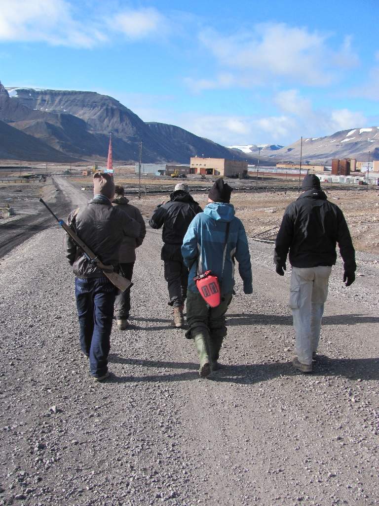 Mit Mischa, einem Pyramiden-Guide, machen wir uns auf den Weg in die Siedlung.