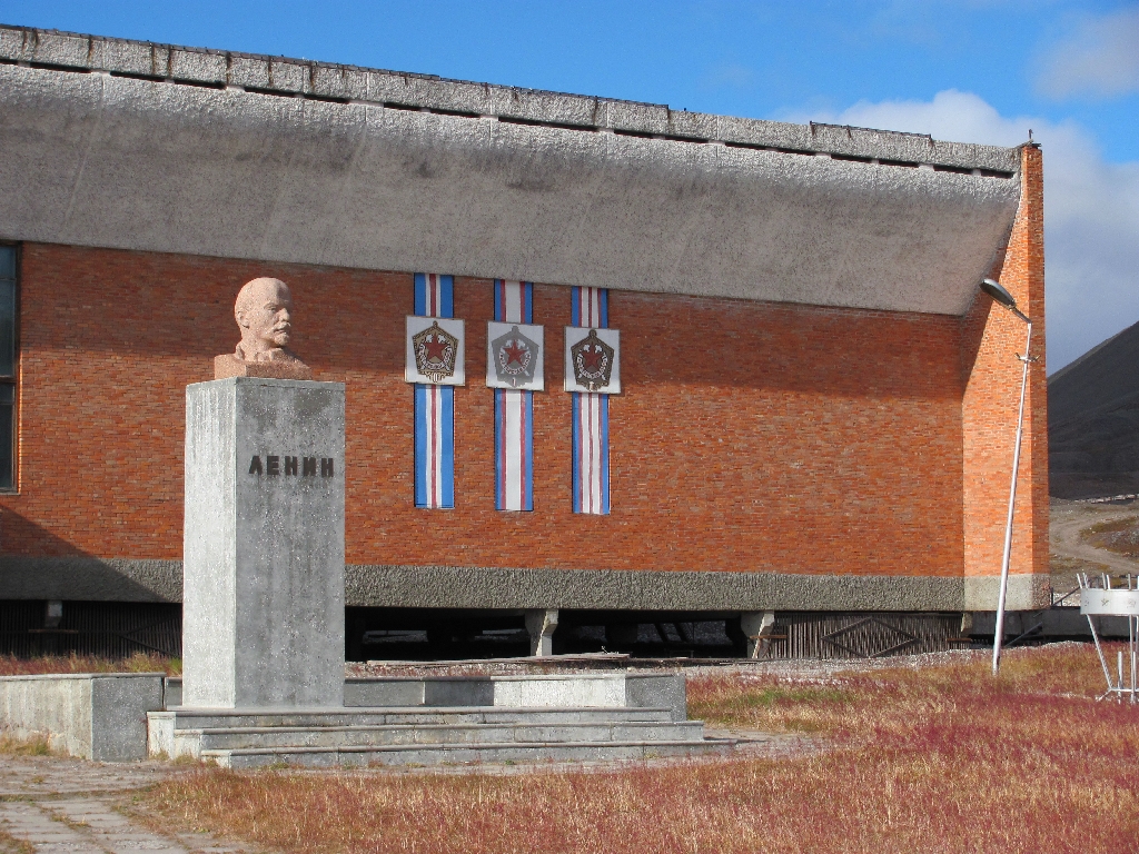 Eine Büste Lenins vor dem Sportzentrum und Kino
