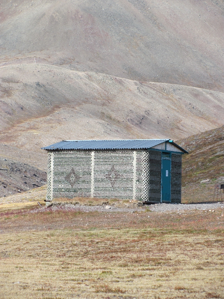 Ein Haus aus über 5000 (leeren) Vodkaflaschen