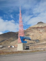 Willkommen in Pyramiden - obwohl es eigentlich ein Denkmal zur Evakuierung der Siedlung ist