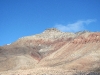 Majestätisch ragt der Berg Pyramiden über der Siedlung in den Himmel