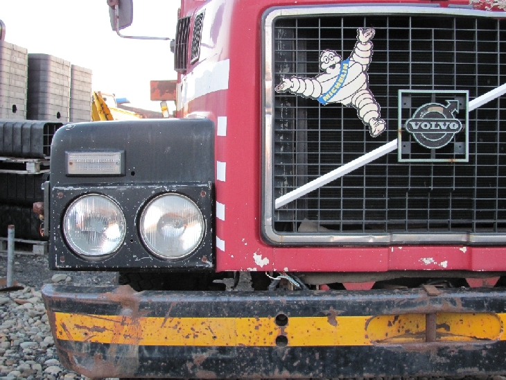 Eine uralte Volvo-LKW-Front mit miteinem Michelin-Männchen