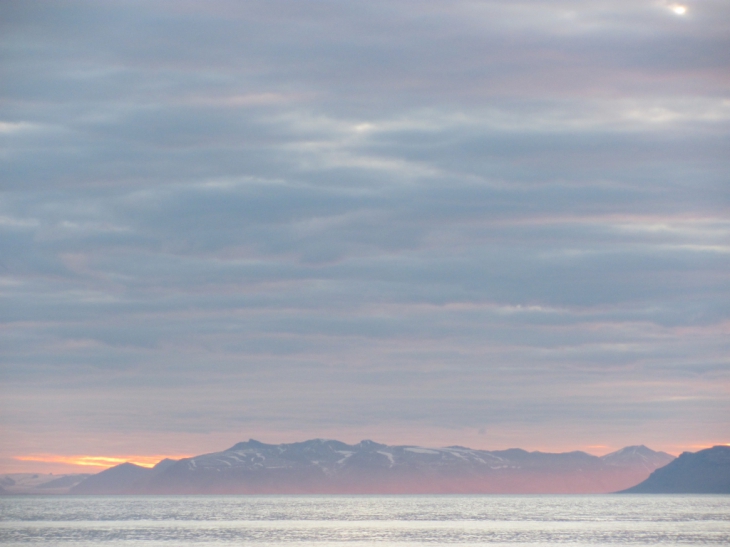 Geheimnisvoll quillt roter Nebel aus der Bucht